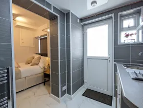 Modern & Cosy Bedsit - Free Parking - Image 4