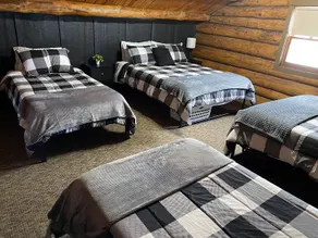 Warroad Log Cabin Heated Garage! - Image 3