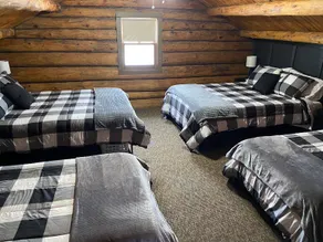 Warroad Log Cabin Heated Garage! - Image 4