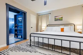 Par from Home: Luxury Bathroom w/Hidden Door - Image 2