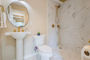 Par from Home: Luxury Bathroom w/Hidden Door - Image 4