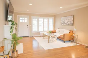 Sunlit 2B1B house w/ Deck & Garden on Belmont hill - Image 3