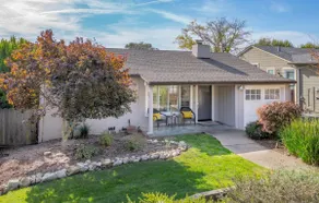 Sunlit 2B1B house w/ Deck & Garden on Belmont hill - Image 2