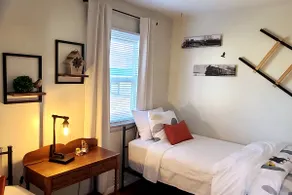 The Cozy Cottage-King Bed-2 mins to I-81 - Image 3