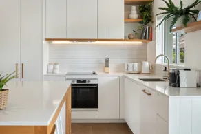 Modern stylish resort style Noosa River stay - Image 3