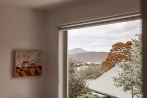 Luxurious home with Calming view in Hobart - Image 4