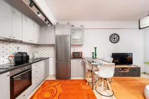 Colorful city apartment - Image 4