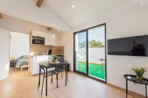 Nice air-conditioned 2-room apartment with garden and private parking - Image 2