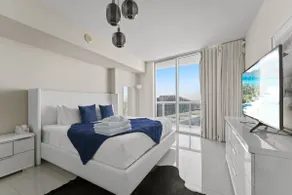 Free Spa/Pool at the W - 48th Floor Condo - Image 2