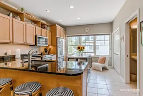 Downtown End Unit Condo: Balcony, Views, Spacious - Image 5