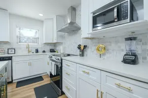 The Oasis S-Kape: Bright & Stylish Home in ATL! - Image 4