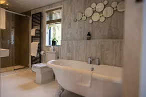 Romantic lakeside lodge -Hot tub- Fishing-Coastal - Image 3