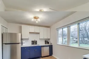 Central 2 Bedroom Home in Oak Park | Fast WiFi - Image 5
