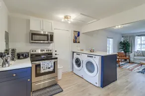Central 2 Bedroom Home in Oak Park | Fast WiFi - Image 4