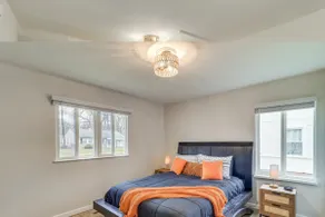 Central 2 Bedroom Home in Oak Park | Fast WiFi - Image 2