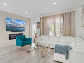 4BR Oasis w/heated pool & arcade - Image 3