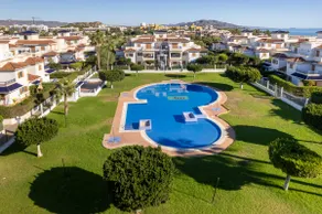 Beachfront flat: King bed, pool, parking, heated - Image 5