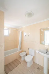 Beachfront flat: King bed, pool, parking, heated - Image 4