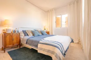 Beachfront flat: King bed, pool, parking, heated - Image 2