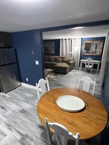 Entire level just off Interstate, free breakfast - Image 3