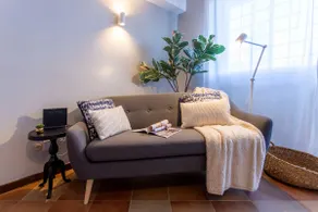 Emilia Modern Apartment with Free Parking - Image 5