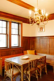 The Comfy & Spacious Vintage Downtown Duplex - Image 3