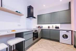 5 Bed Salford Sanctuary Retreat - Image 3