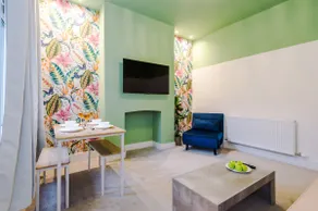 5 Bed Salford Sanctuary Retreat - Image 4