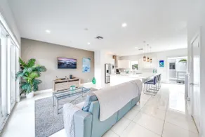 POOL+HOT TUB+SAUNA+GYM! 1 MINUTE WALK TO BEACH! - Image 5
