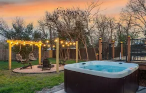 Historic Blue Bungalow/Hot Tub/5 min to Magnolia - Image 2