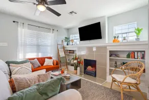 Historic Blue Bungalow/Hot Tub/5 min to Magnolia - Image 5