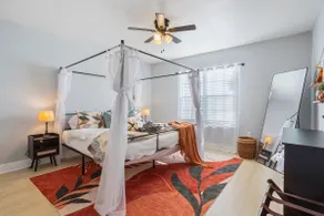 Historic Blue Bungalow/Hot Tub/5 min to Magnolia - Image 4