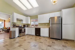 Charming Modern House in Palmdale - Image 3