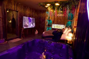 Suite & spa (jacuzzi, massaging seat, mirror TV) - Image 2