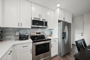 Cozy 3 Bed / 1 Modern Home - Image 2