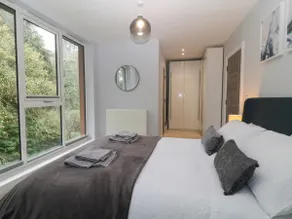 Modern Peaceful Beach Apartment & Woodland Views - Image 3