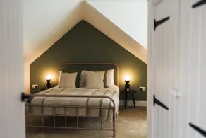 Feature Stone, Stunning Apartment, 2 x King Beds and Single, Sleeps 5 - Image 2