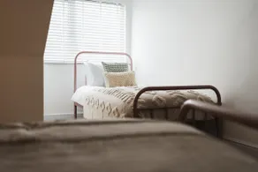 Feature Stone, Stunning Apartment, 2 x King Beds and Single, Sleeps 5 - Image 4