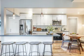 Sleeps 18 Triplex 9BR 3 Kitchens 1 Yard - Image 3
