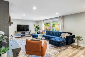 Sleeps 18 Triplex 9BR 3 Kitchens 1 Yard - Image 2