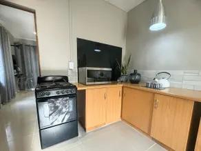 Self-catering unit w/ Queen Bed - Image 4