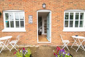 Detached Cottage & Parking Close to University - Image 3