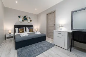Stylish Apartment For up to 4 Guests With WiFi, Free Parking - Image 5
