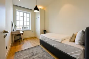 Central Apartment, Near Train/Bus Station! - Image 4