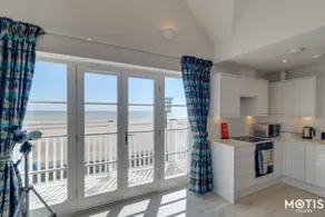 The Sands, Stunning Apartment With Sea Views - Image 5