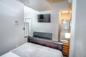 Guest House with Loft Near Downtown - Image 2