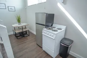 Guest House with Loft Near Downtown - Image 3