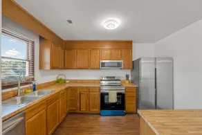 Comfortable home in Raleigh w big fenced backyard - Image 3