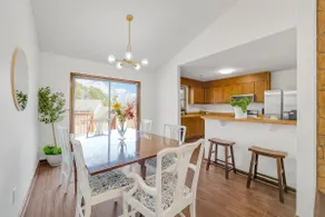 Comfortable home in Raleigh w big fenced backyard - Image 2