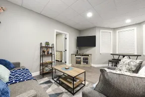 Blue Haven - Renovated 3BR, 8 mins to Downtown - Image 3